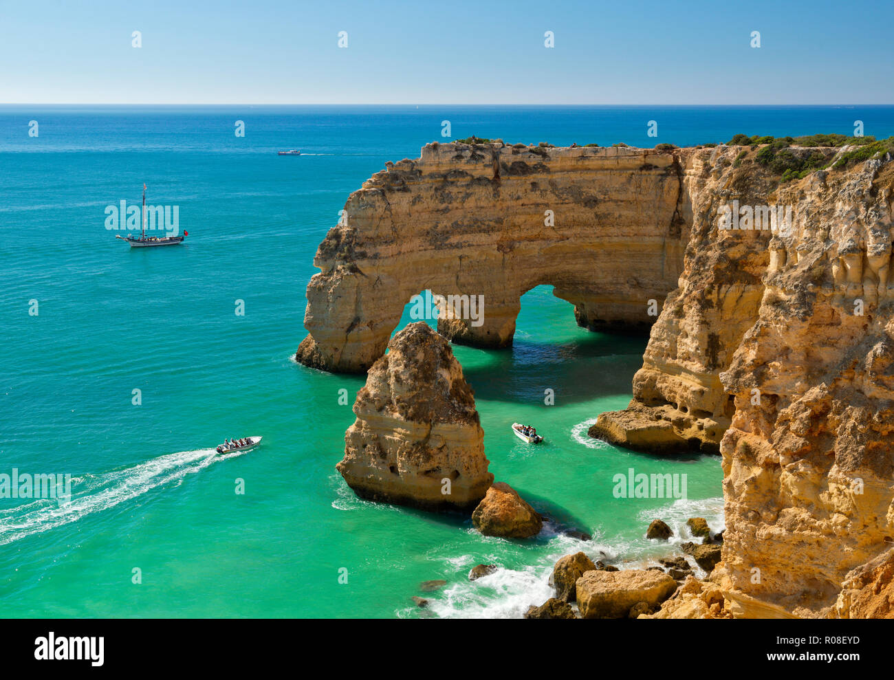 Praia da Marinha archi di roccia, Armacao de Pera, Algarve, PORTOGALLO Foto Stock