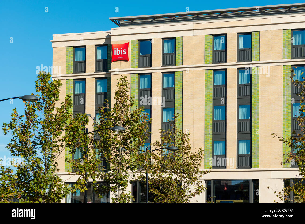 Il nuovo hotel Ibis fa parte delle principali rigenerazione della stazione ferroviaria principale area di Cambridge, Inghilterra. Regno Unito. Foto Stock