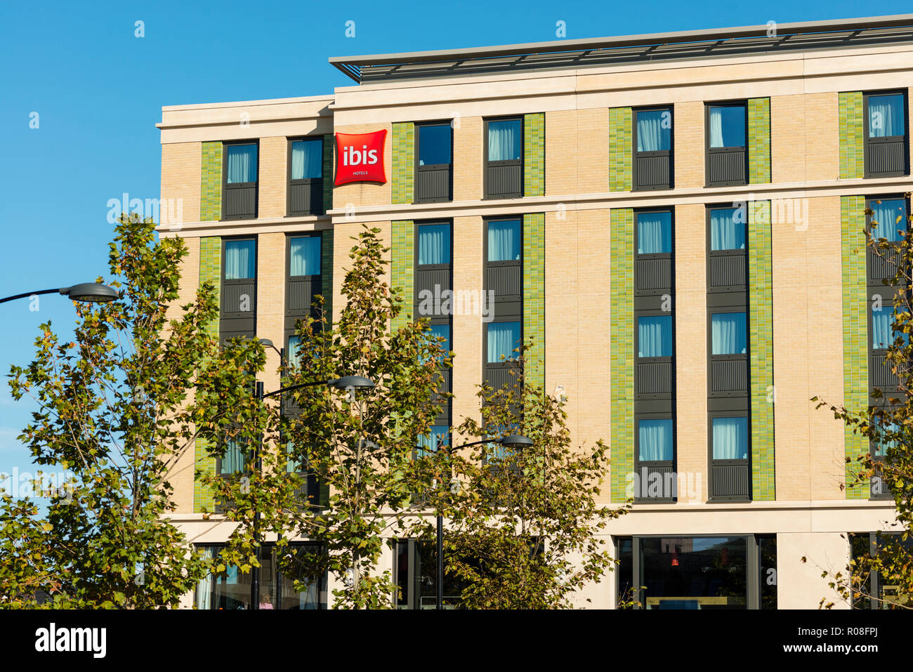 Il nuovo hotel Ibis fa parte delle principali rigenerazione della stazione ferroviaria principale area di Cambridge, Inghilterra. Regno Unito. Foto Stock