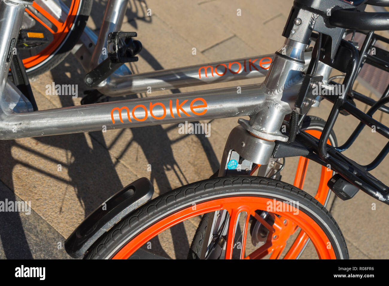 Mobike, fondata da Pechino Mobike Technology Co., Ltd. è una stazione completamente-meno bicicletta-sistema di condivisione. Bike visto, Cambridge, Inghilterra. Foto Stock