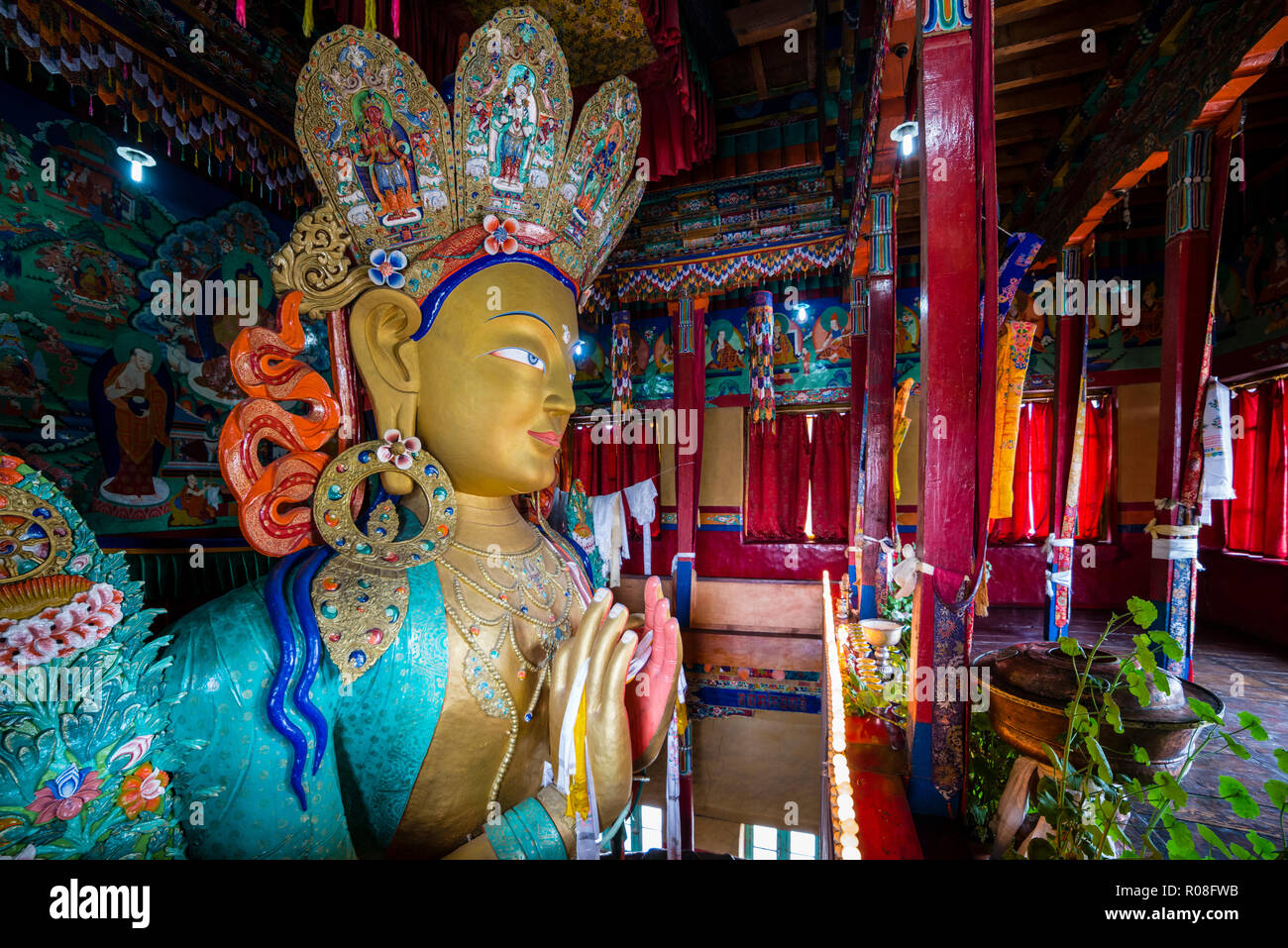 Il 15 metri ad alta colorata statua di Maitreya (futuro Buddha) è una delle attrazioni principali di Thiksey Gompa, uno dei più importanti monasteri Foto Stock