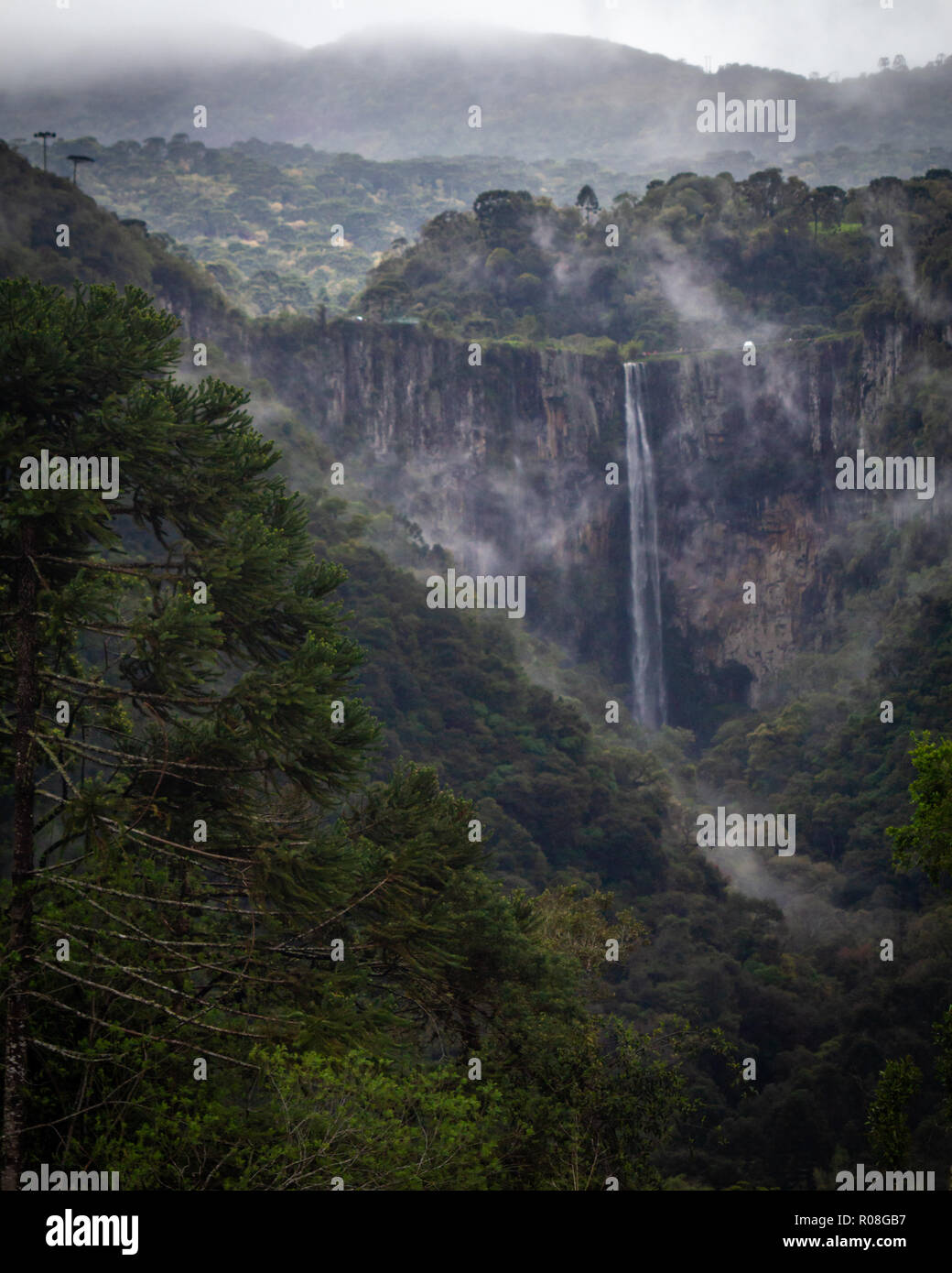 L'incredibile Avencal Waterfal presso la città turistica di Urubici, Brasile, con una nebbia che hanno migliorato l'atmosfera Foto Stock
