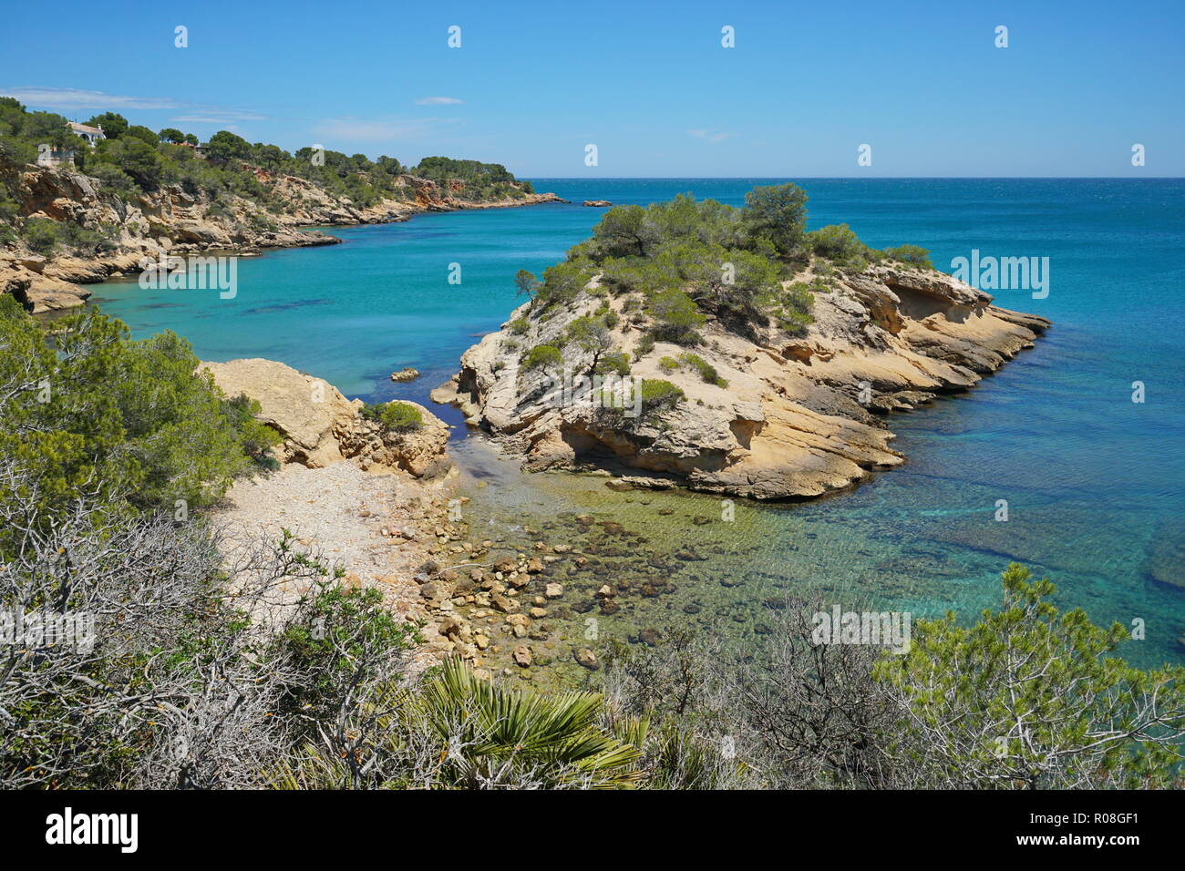 Spagna Costa Dorada Costa rocciosa con un isolotto, l'Illot, mare Mediterraneo, Catalogna, L'Ametlla de Mar, Tarragona Foto Stock