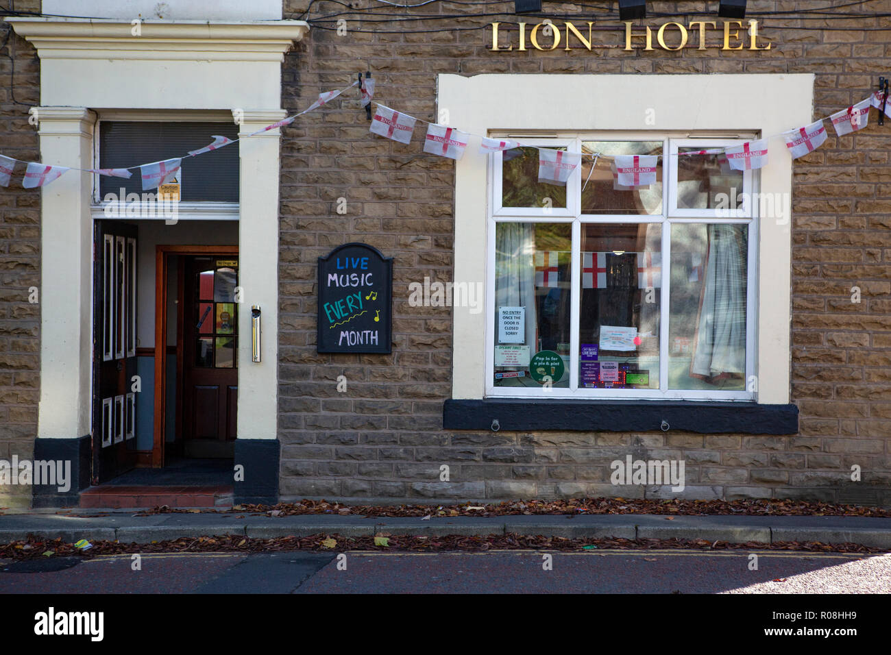 The Lion Hotel, Blackburn. Una vecchia casa pubblica in pietra marrone. Foto Stock