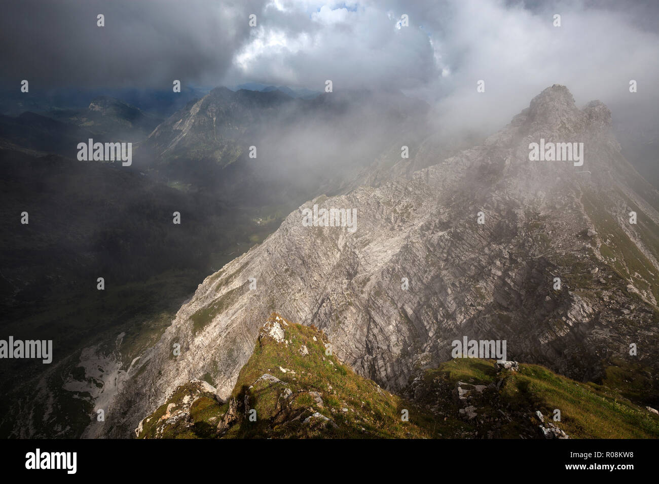 Vista dalla piattaforma di visualizzazione sul Nebelhorn a foggy montagne delle Alpi dell'Algovia, Oberstdorf, Oberrallgäu, Algovia Foto Stock