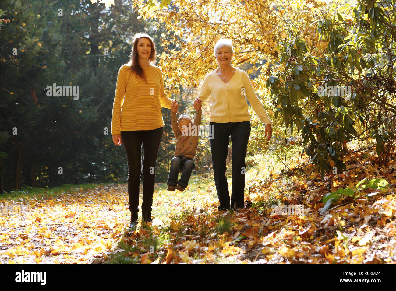 Tre generazioni di donne. Nonna, la figlia e la nipote a piedi nella foresta autunnale, Repubblica Ceca Foto Stock