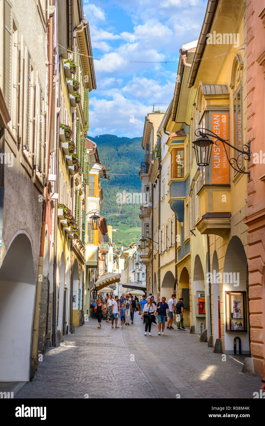 Laubengasse, Via Portici nella città vecchia di Merano, Trentino, Alto Adige, Italia Foto Stock