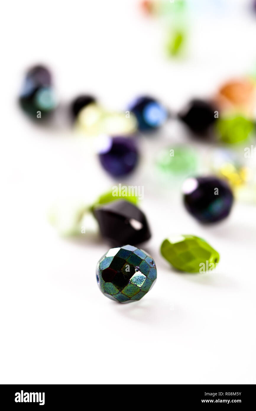 Clorful perline di vetro closeup su sfondo bianco Foto Stock