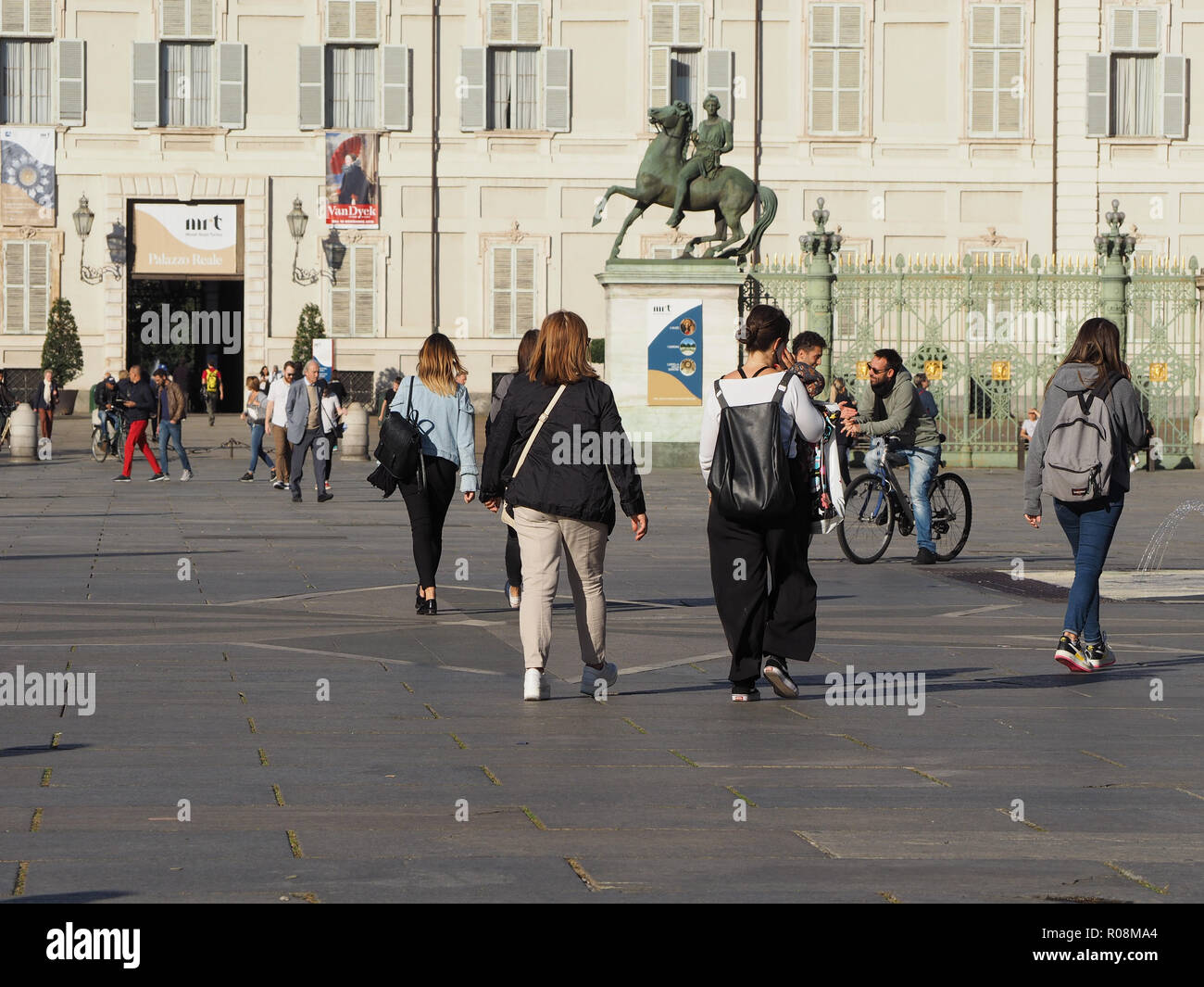 Torino, Italia - circa ottobre 2018: Persone in Piazza Castello Foto Stock