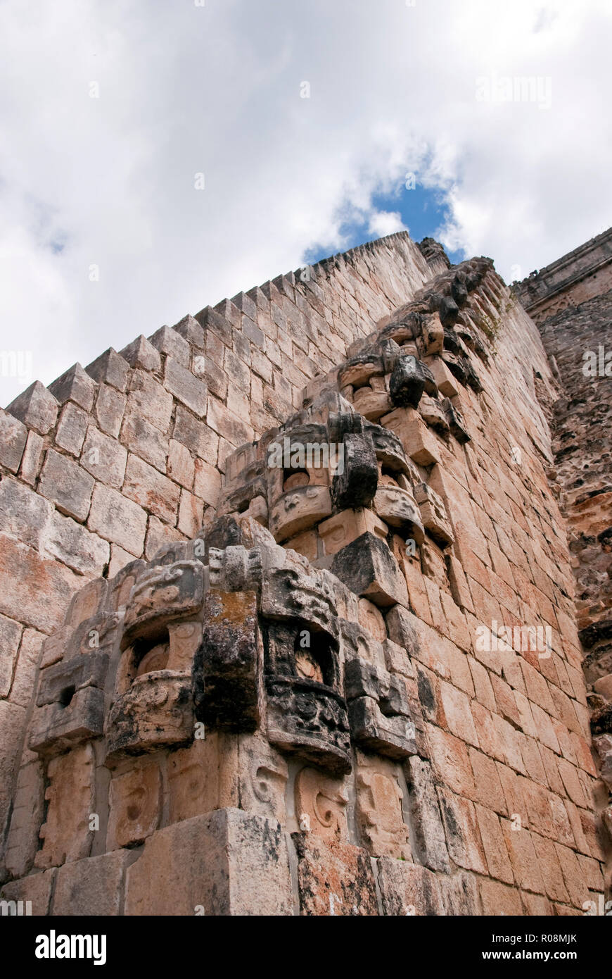 Gradini ripidi della piramide del mago (Piramide del Adivino), un passo Mesoamerican piramide di Uxmal, Messico. Foto Stock