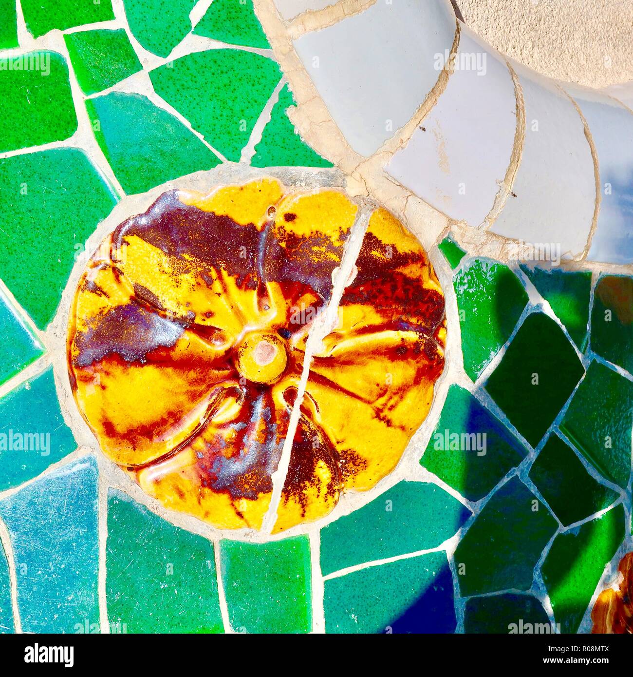 Barcelona, Spagna, ottobre 2018. Mosaico ceramico dettaglio di Antoni Gaudi a Park Guell. Foto Stock