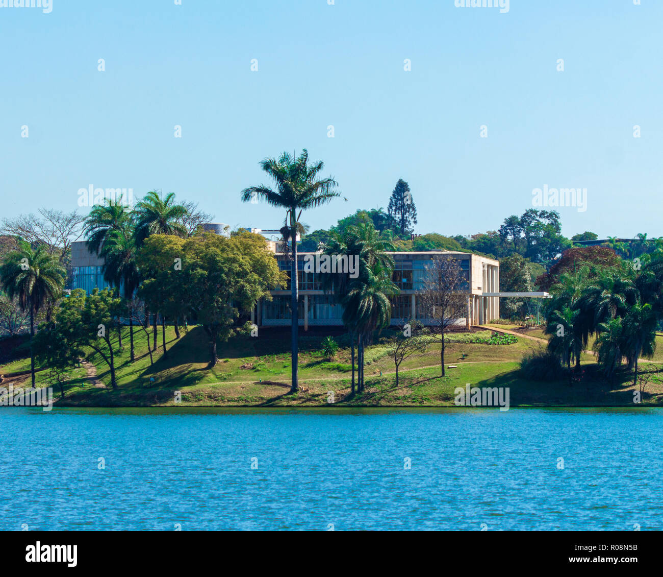 Pampulha Museo di Arte dal Lago Pampulha, un'architettura di Oscar Niemeyer con alberi intorno Foto Stock