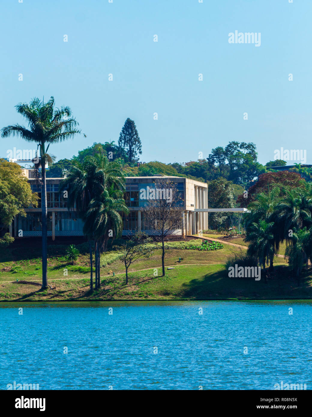 Pampulha Museo di Arte dal Lago Pampulha, un'architettura di Oscar Niemeyer con alberi intorno Foto Stock