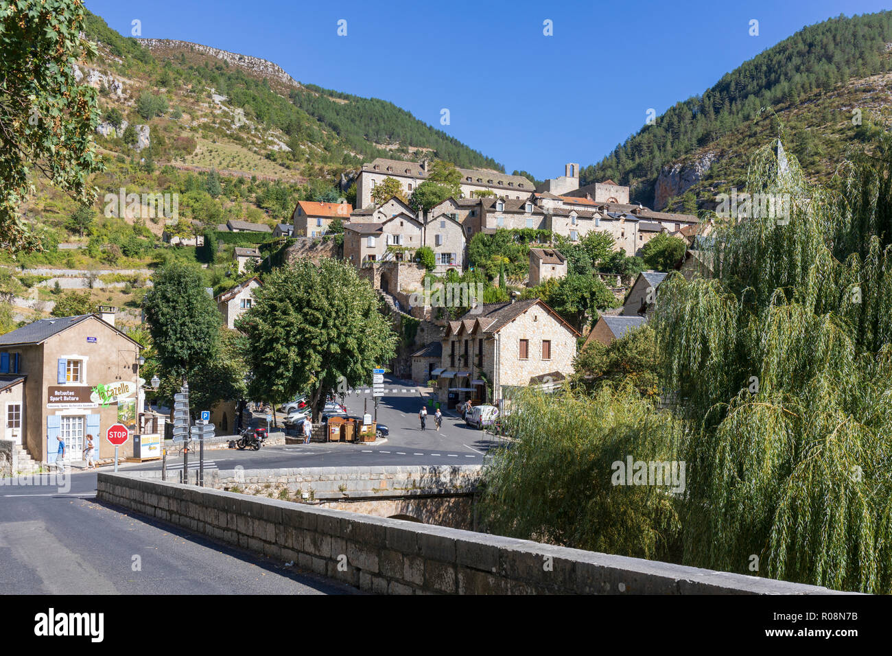 Sainte Enimie, Gorge du Tarn, Francia, paese visto attraverso il fiume Foto Stock
