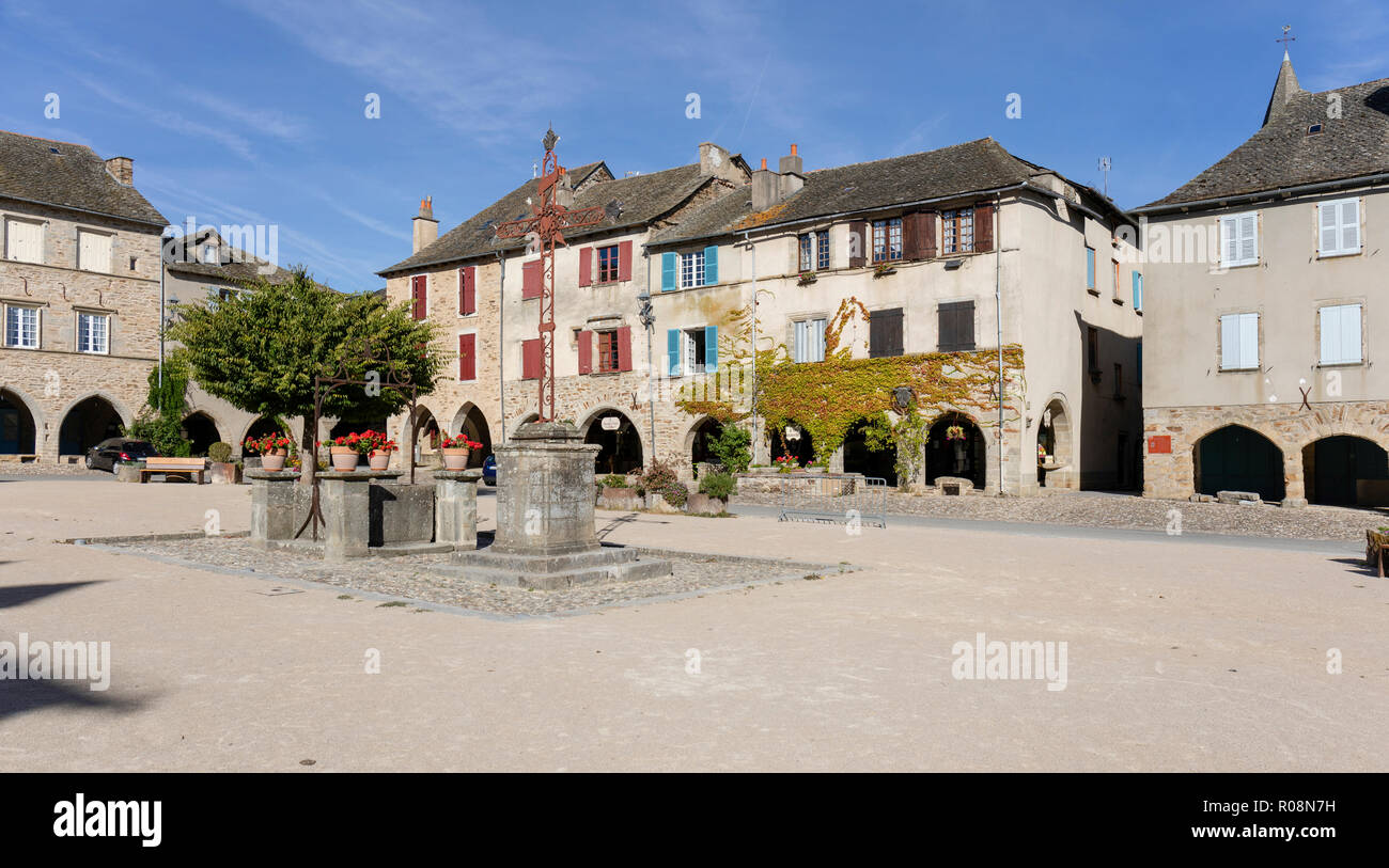 Il borgo fondato nel 1281 in un notevole patrimonio di Sauveterre de Rouergue è un villaggio vivente, che possono essere combinati in passato, il presente e il Foto Stock