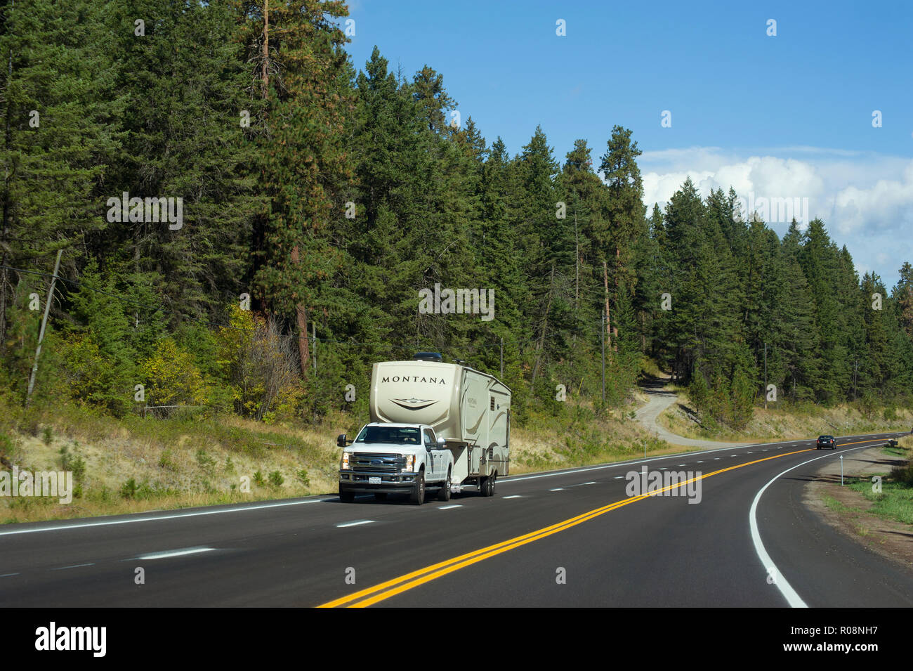 Rimorchio di viaggio su strada in Montana Foto Stock