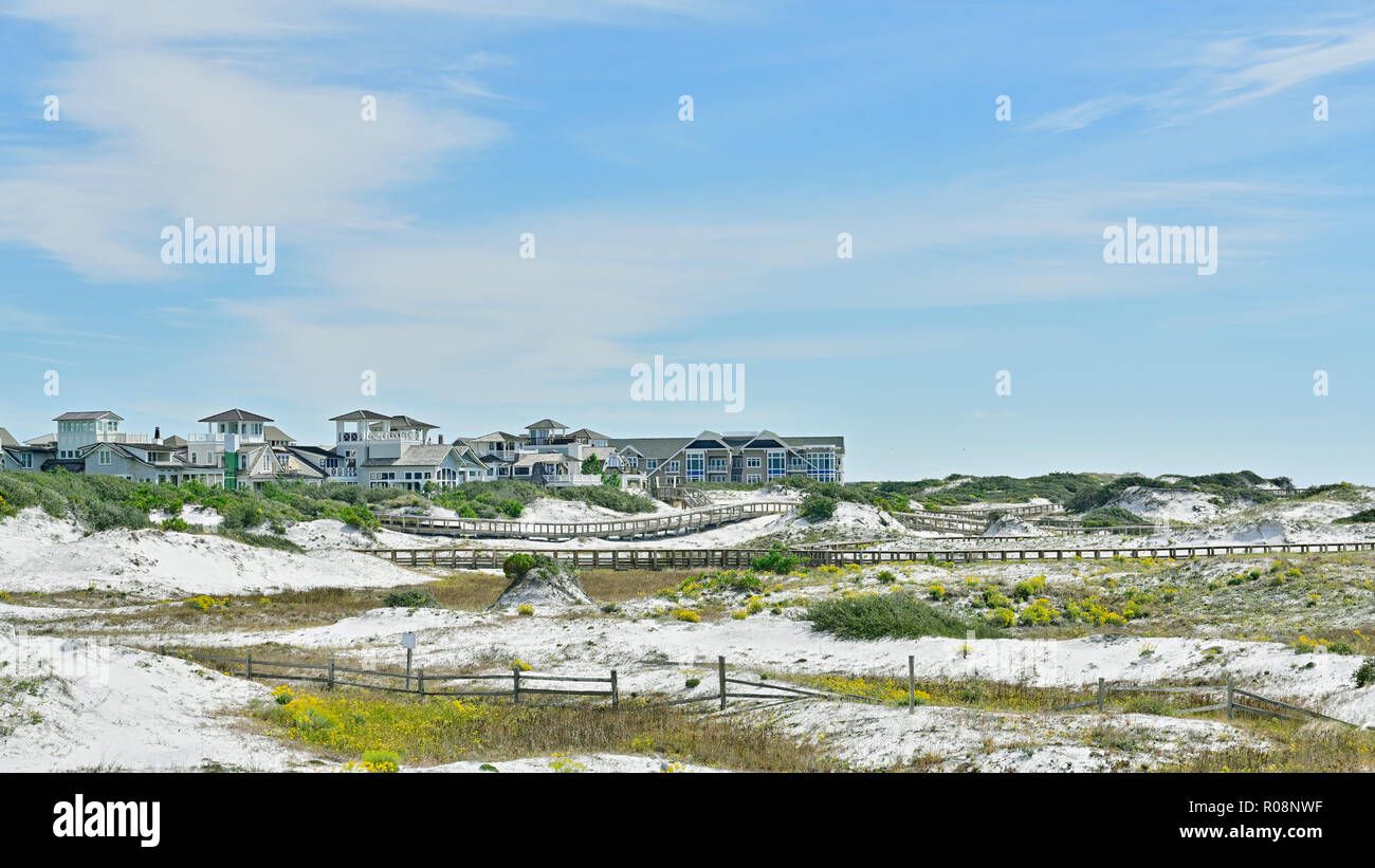 Florida di sabbia costiera paesaggio di dune guardando verso Watersound costiere una comunità vivente nel panhandle o sulla costa del Golfo della Florida, Stati Uniti d'America. Foto Stock