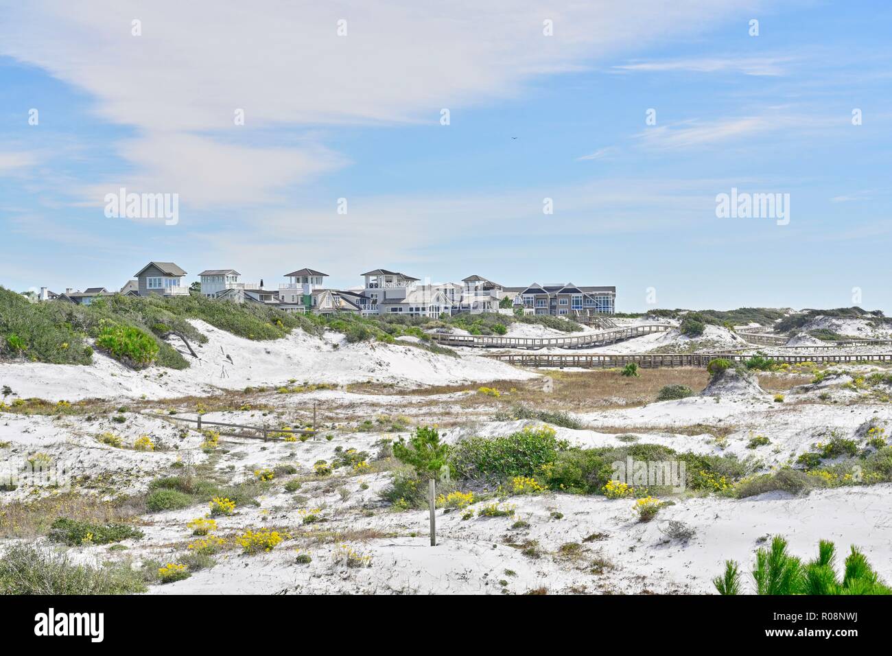 Florida di sabbia costiera paesaggio di dune guardando verso Watersound costiere una comunità vivente nel panhandle o sulla costa del Golfo della Florida, Stati Uniti d'America. Foto Stock