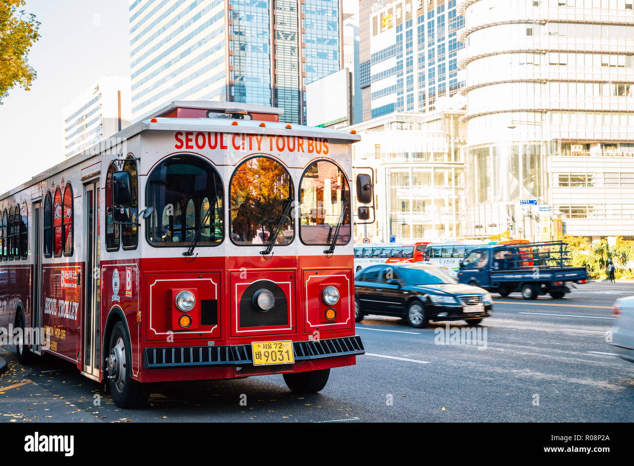 Seoul, Corea del Sud - 31 Ottobre 2018 : Seoul city tour bus a Cheonggye Gwanghwamun square in autunno Foto Stock