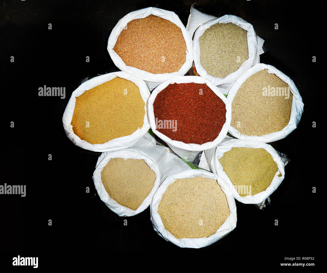 Una colorata varietà di millets usato in cucina indiana. Foto Stock