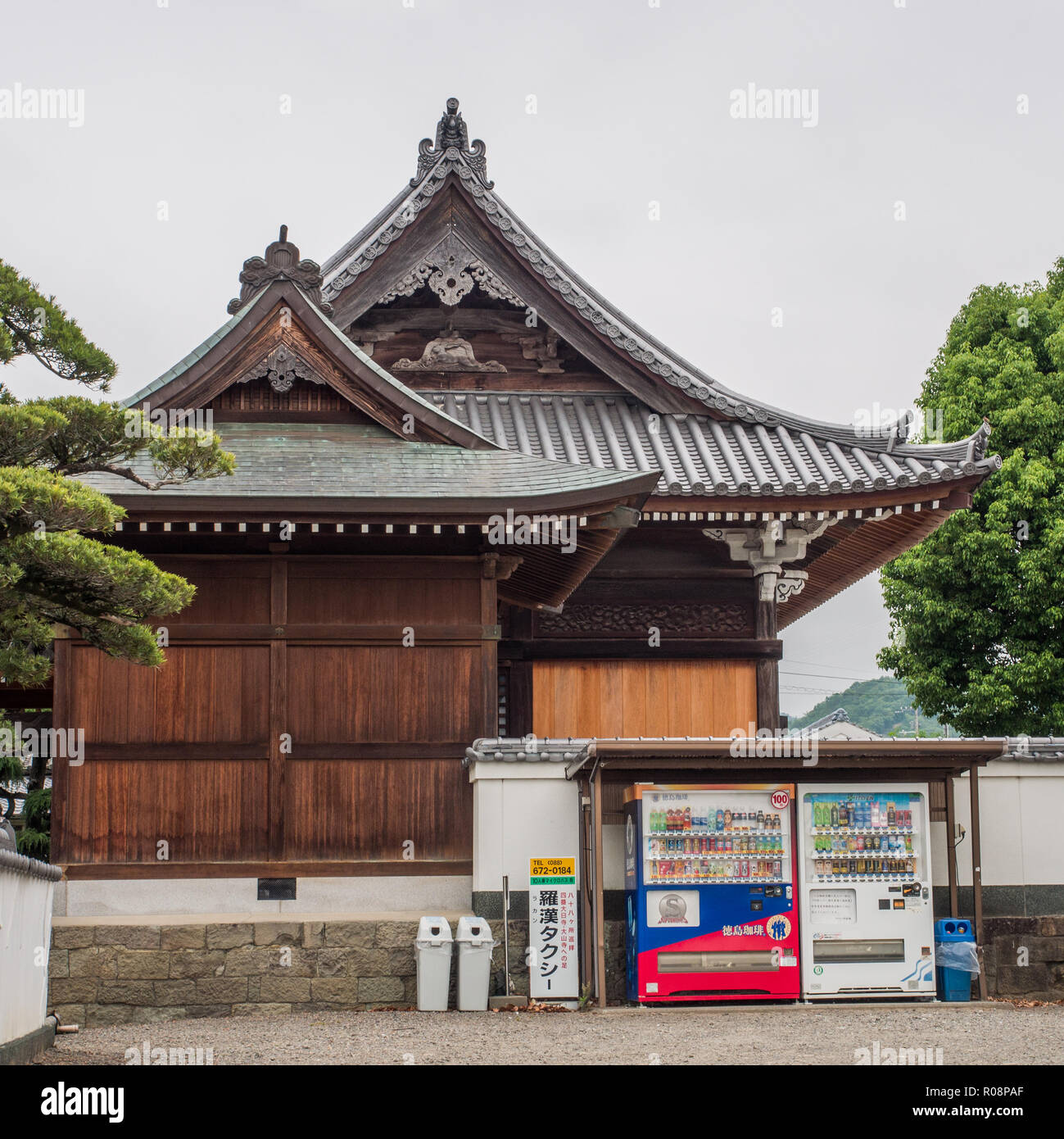 Distributori automatici, tempio Jizoji 5, Shikoku 88 tempio pellegrinaggio Tokushima, Giappone Foto Stock