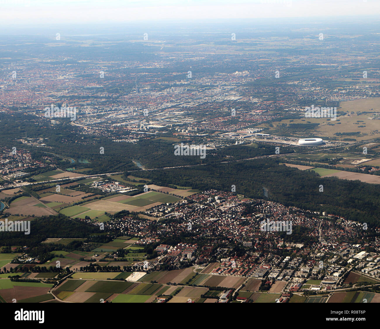 Germania - vista aerea del quartiere di Monaco di Baviera con il bianco di forma rotonda di Allianz Arena Foto Stock