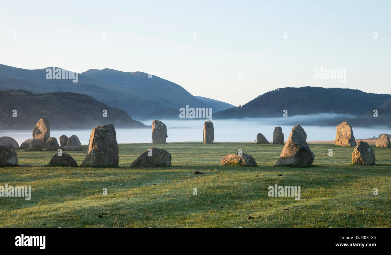 Castlerigg Stone Circle e la bassa nebbia sulla valle, il Lake District National Park, Cumbria, Inghilterra, Regno Unito. Foto Stock