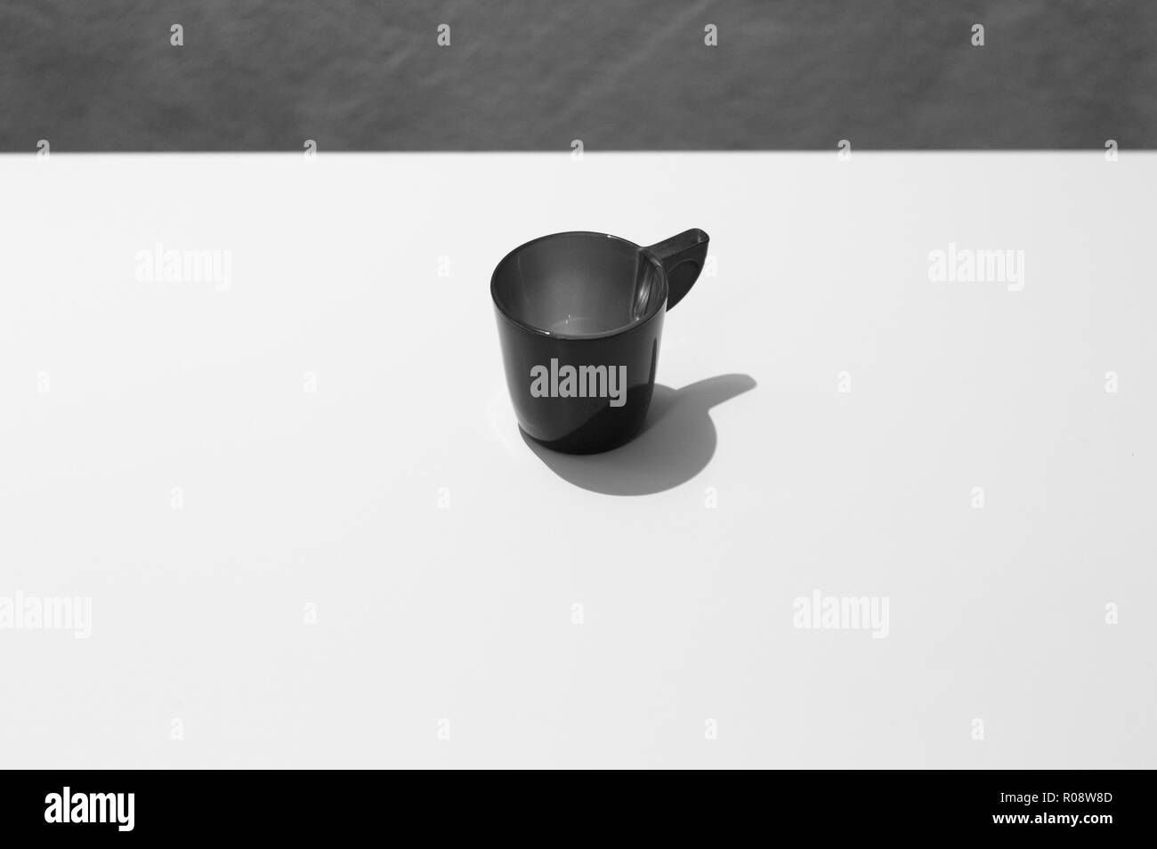 Neri isolati tazza di caffè su un tavolo bianco (Pesaro, Italia, Europa) Foto Stock