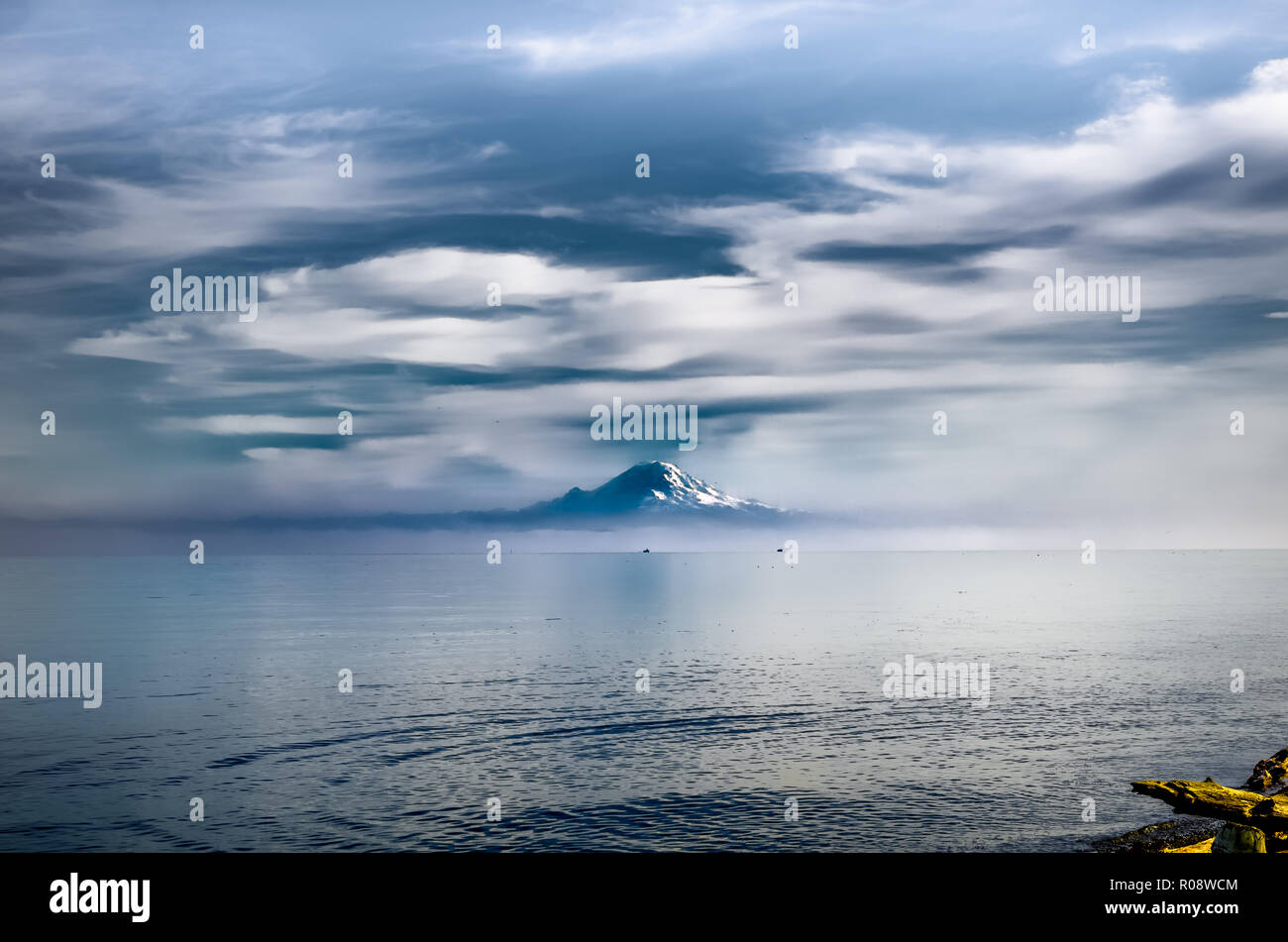 Il Monte Rainier, vista da Bainbridge Island Foto Stock