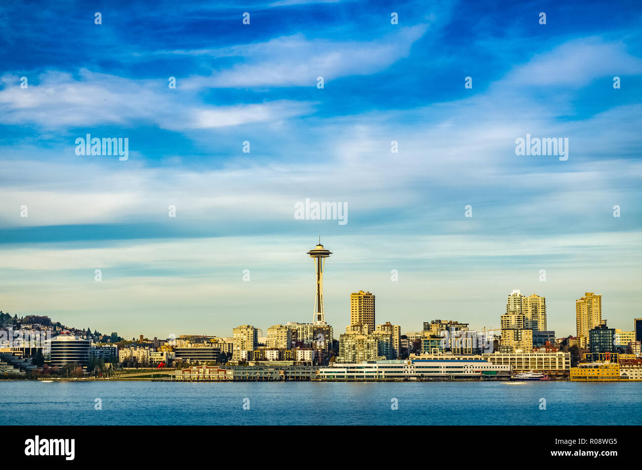 Il centro cittadino di Seattle, lo Space Needle; vista dal traghetto Foto Stock