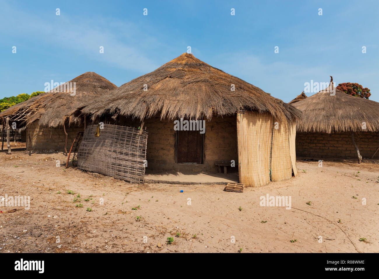 Case tradizionali (capanne) nel villaggio di Eticoga nell'isola di Orango, Guinea Bissau, West Agrica Foto Stock