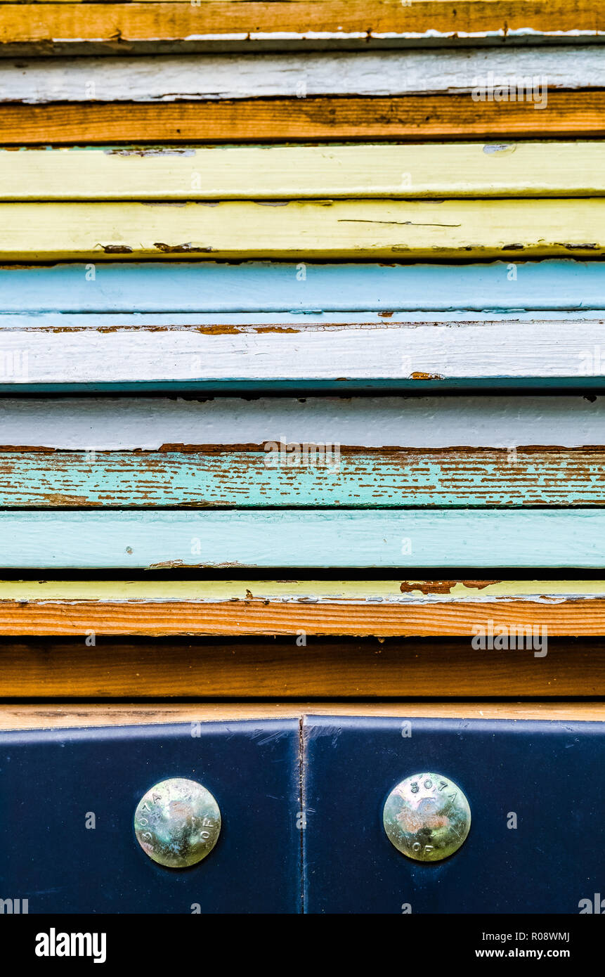 Colorate tavole di legno su un carrello Bed Foto Stock