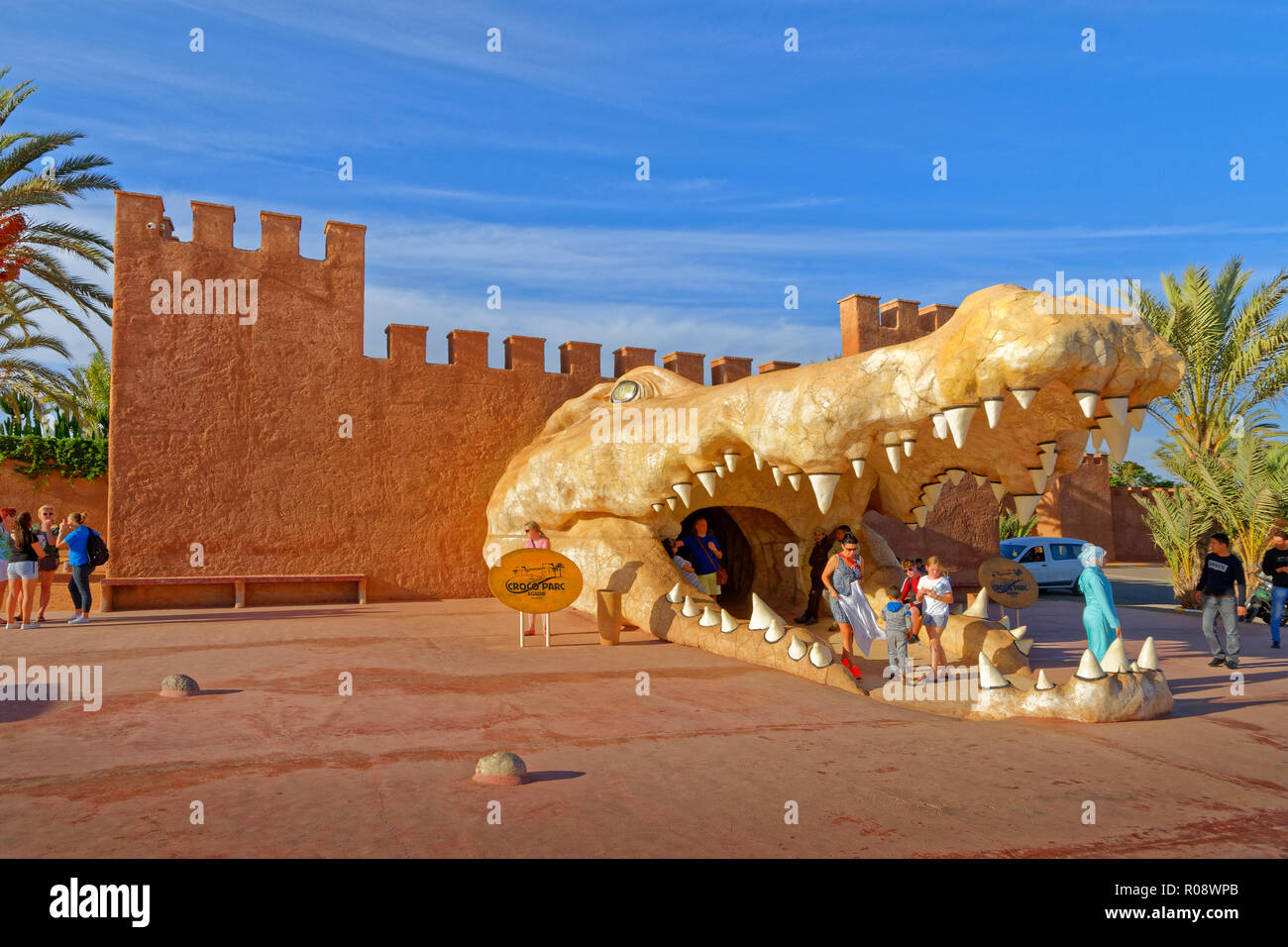 Testa di coccodrillo caratteristica come l'entrata di croco Parc, coccodrillo theme park, Agadir, Marocco Meridionale, Africa occidentale. Foto Stock