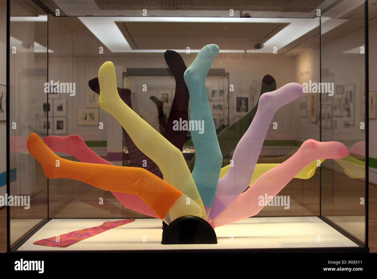 Un display di donna collant colorati che sono parte di una moda mostra in una galleria a Berlino. Foto Stock