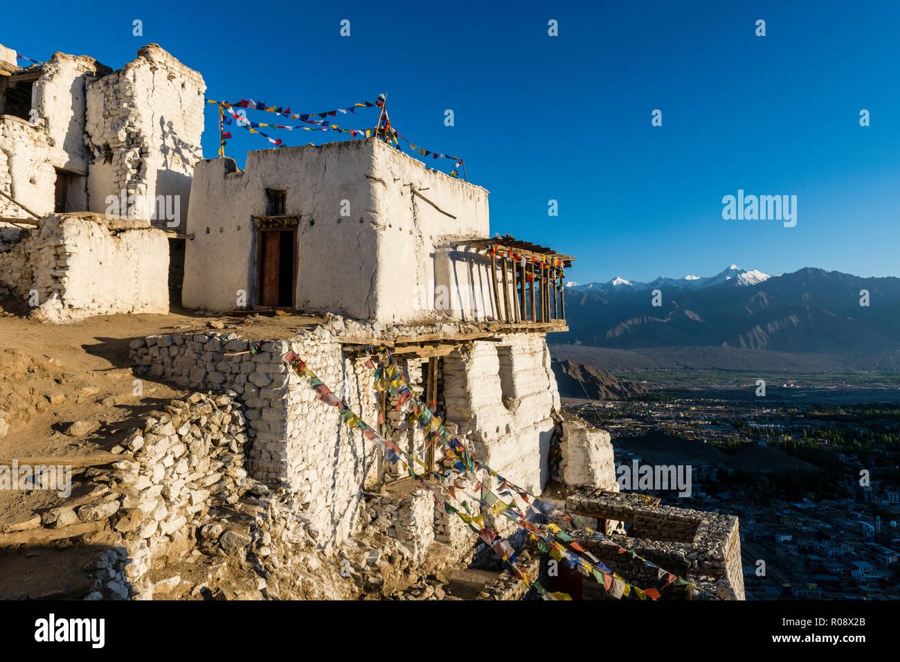 Namgyal Tsemo Gompa, fondata 1430 dal Re Tashi Namgyal, ha tre piani idolo d'oro del Buddha Maitreya e si trova su una collina sopra Leh Foto Stock
