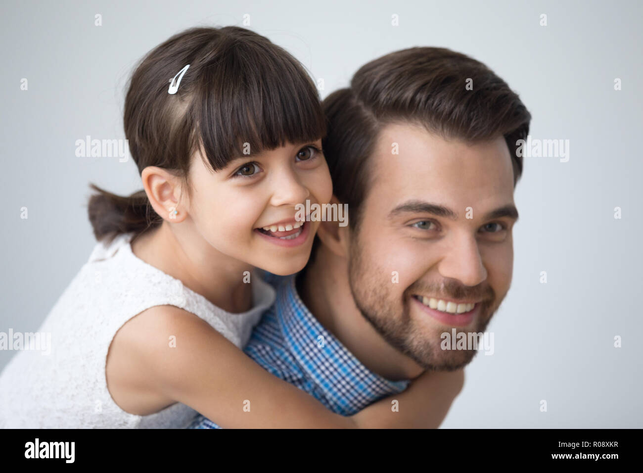 Close up ritratto figlia e padre in ambienti interni Foto Stock