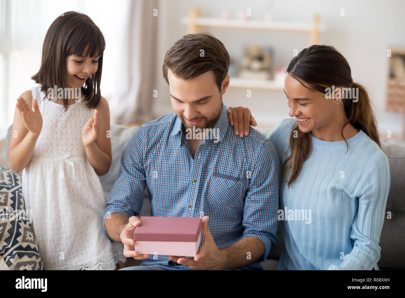 Eterogenea famiglia celebrare padre giornata a casa Foto Stock