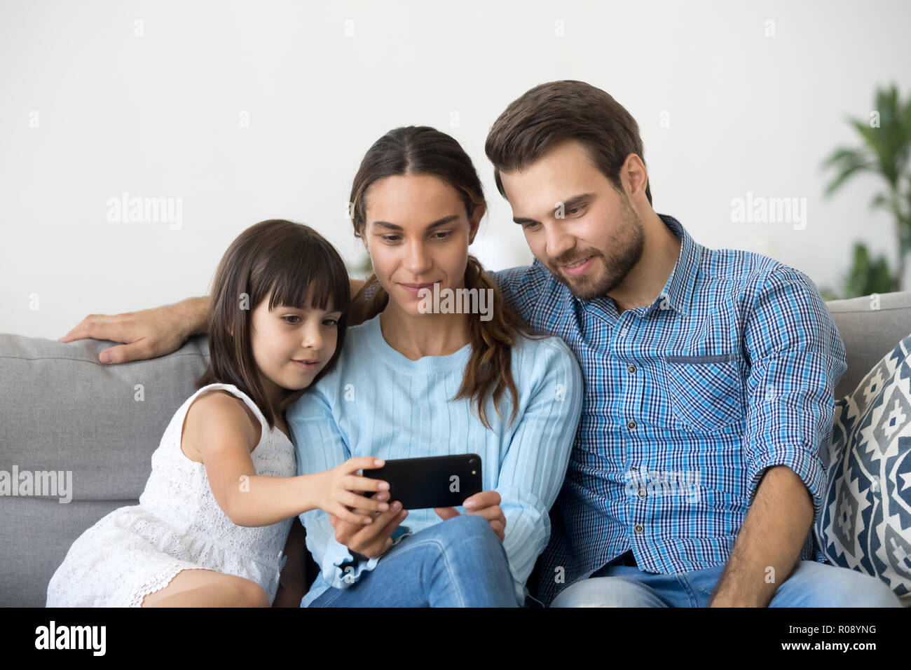 Famiglia trascorrono del tempo libero di guardare video sul telefono cellulare Foto Stock