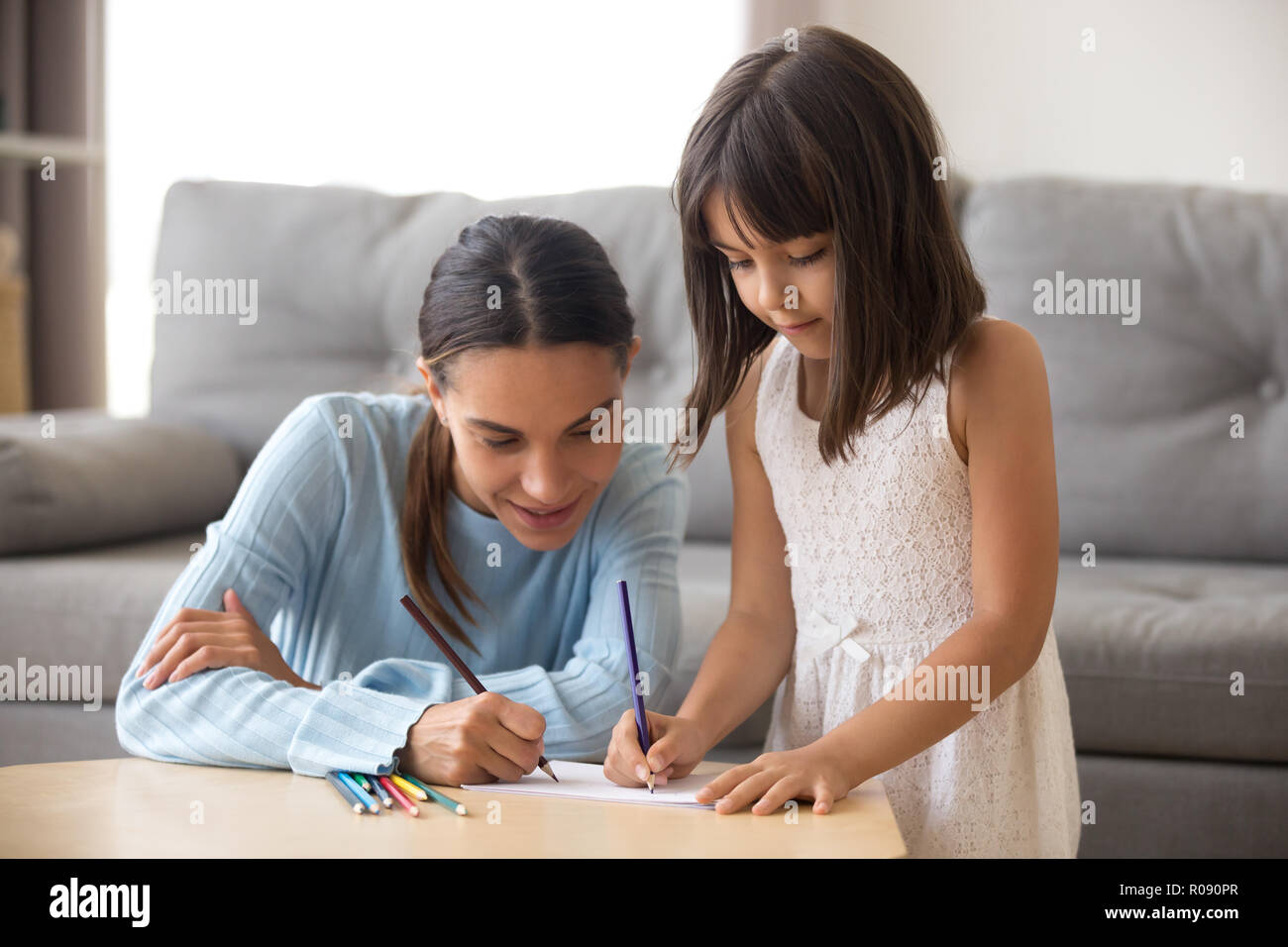 Madre e figlia insieme di disegno a casa Foto Stock