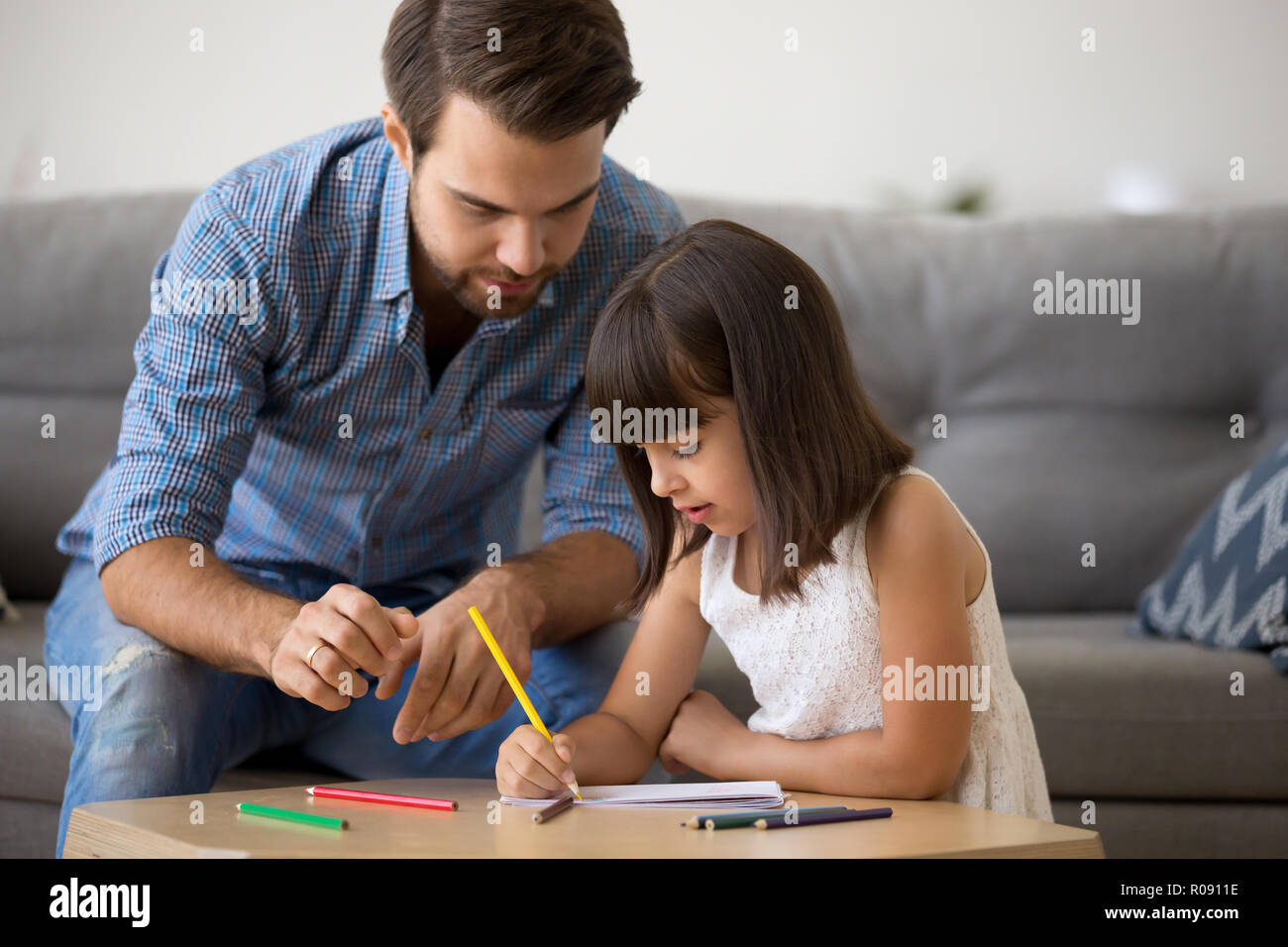 Padre e figlia disegno insieme a casa Foto Stock