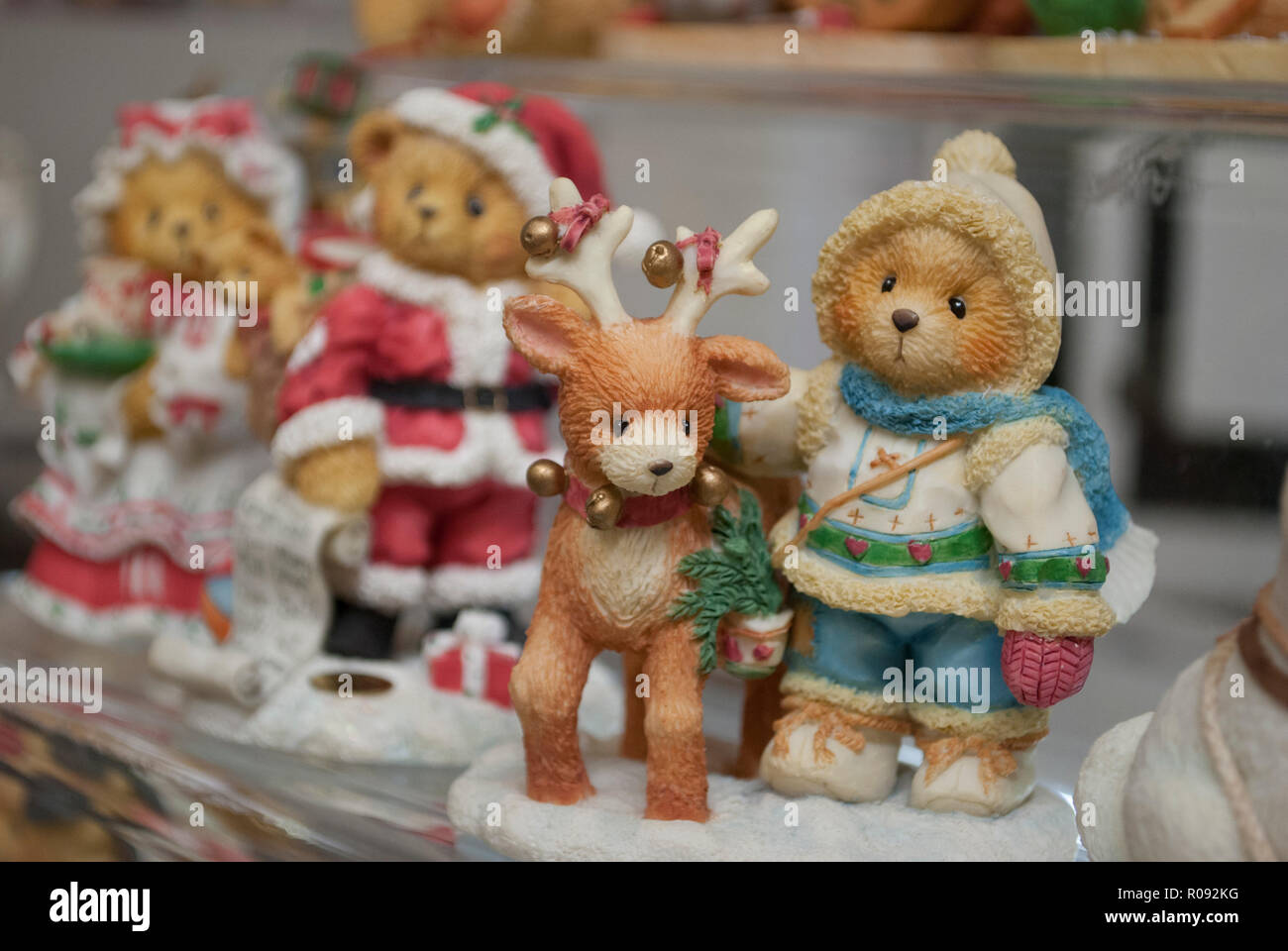 Un sacco di piccoli giocattoli bear close up. Concetto di similarità e unicità Foto Stock