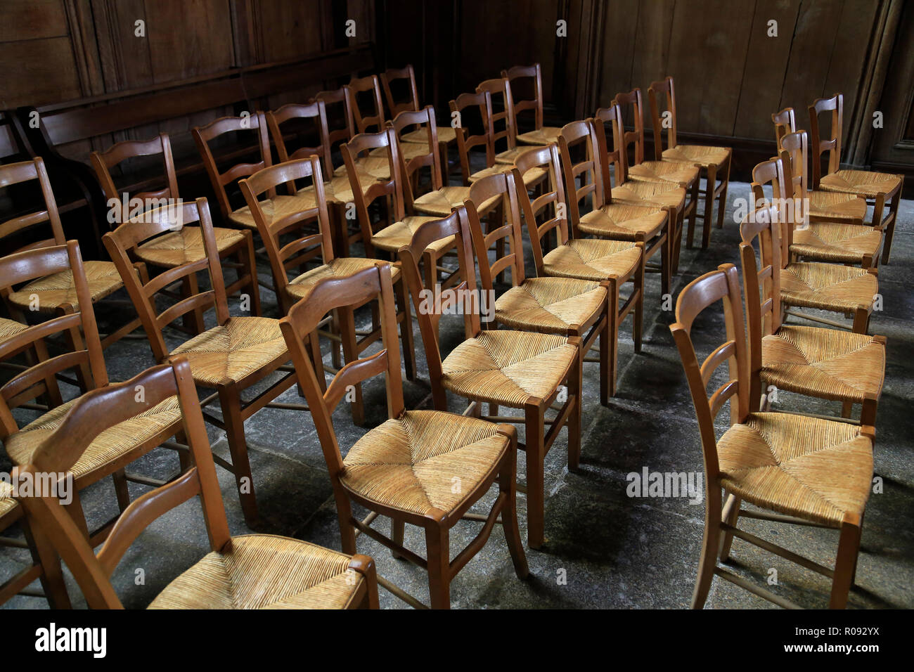 Righe della chiesa di vimini o scuola sedie. Foto Stock