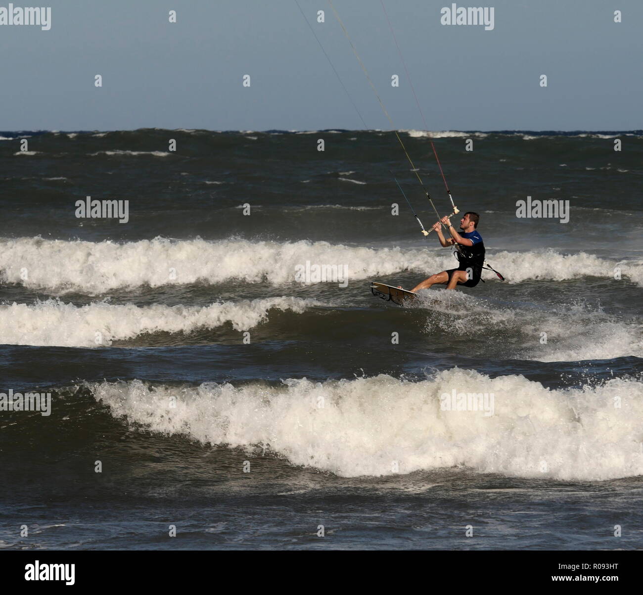 AJAXNETPHOTO. CANNES, Francia. - KITE SURFERS godendo una brezza leggera E SURF A PALM BEACH surf spot. Foto:JONATHAN EASTLAND/AJAX REF:GX8 182509 627 Foto Stock