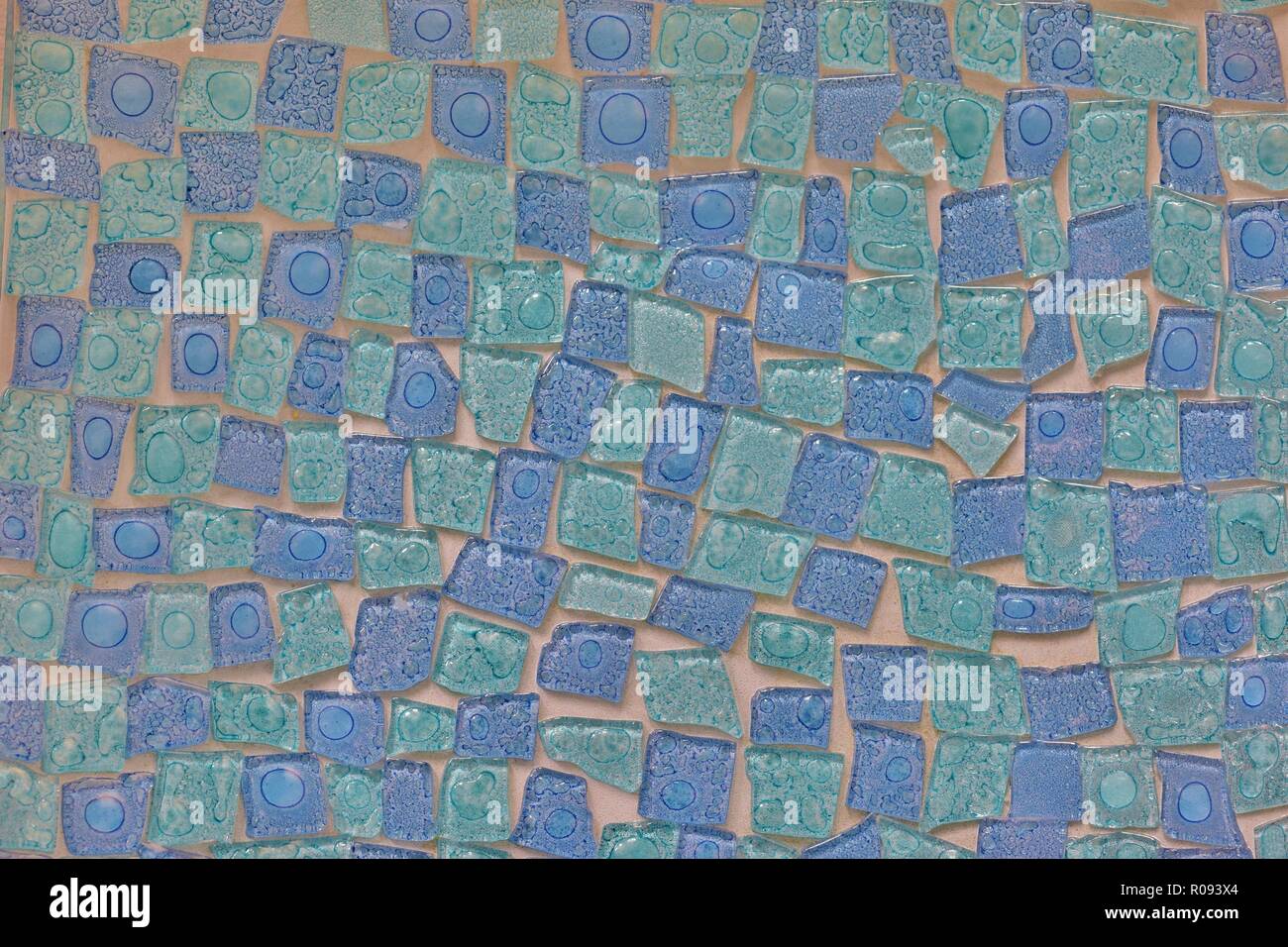Un mosaico di piastrelle irregolare con due-tono di blues e una finitura lucida. Foto Stock