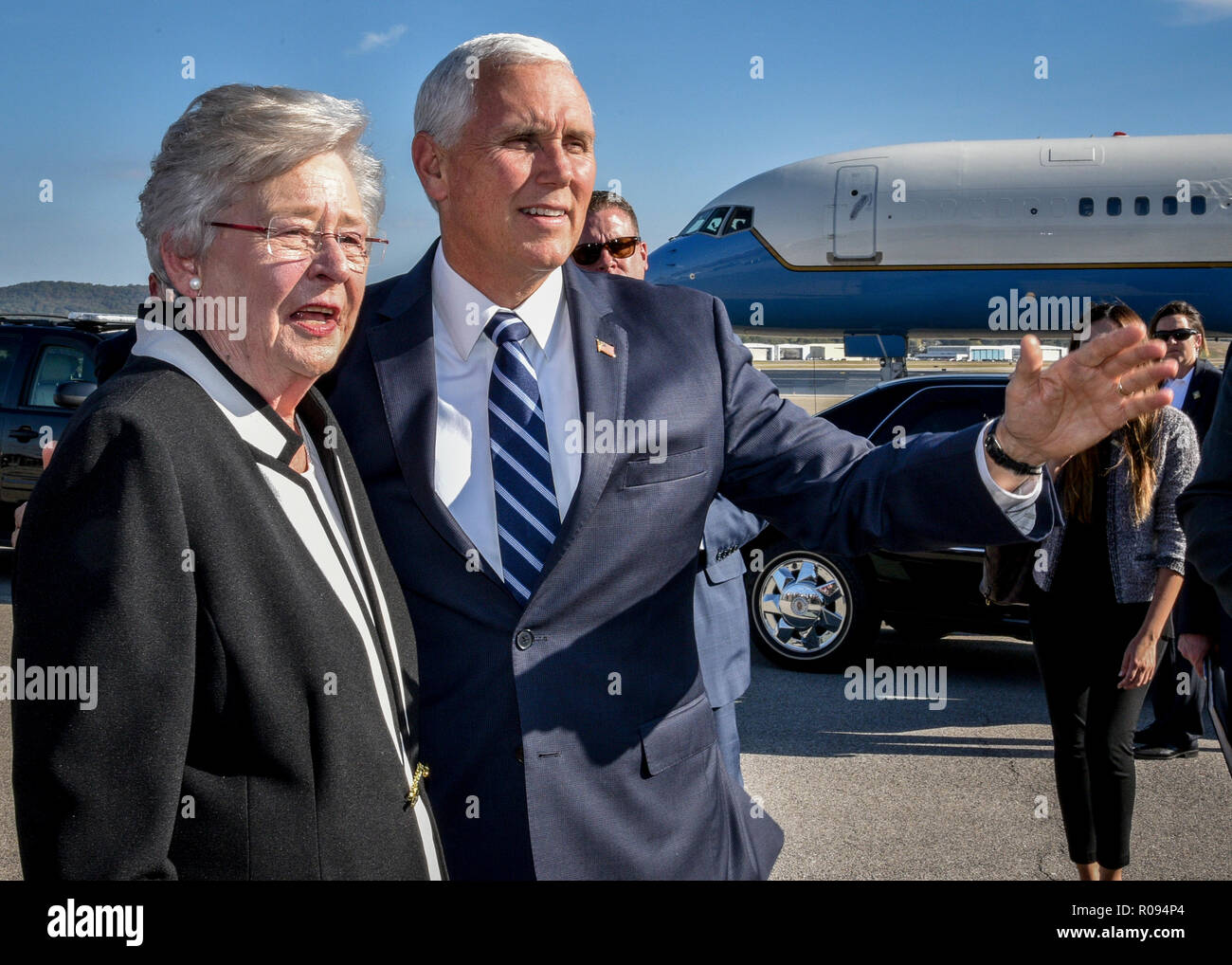 Vice Presidente Mike Pence e Alabama governatore Kay Ivey parla ai media locali a Sumpter Smith ANGB, Birmingham, Alabama Ottobre 30, 2018. (U.S. Air National Guard foto di Ken Johnson) Foto Stock