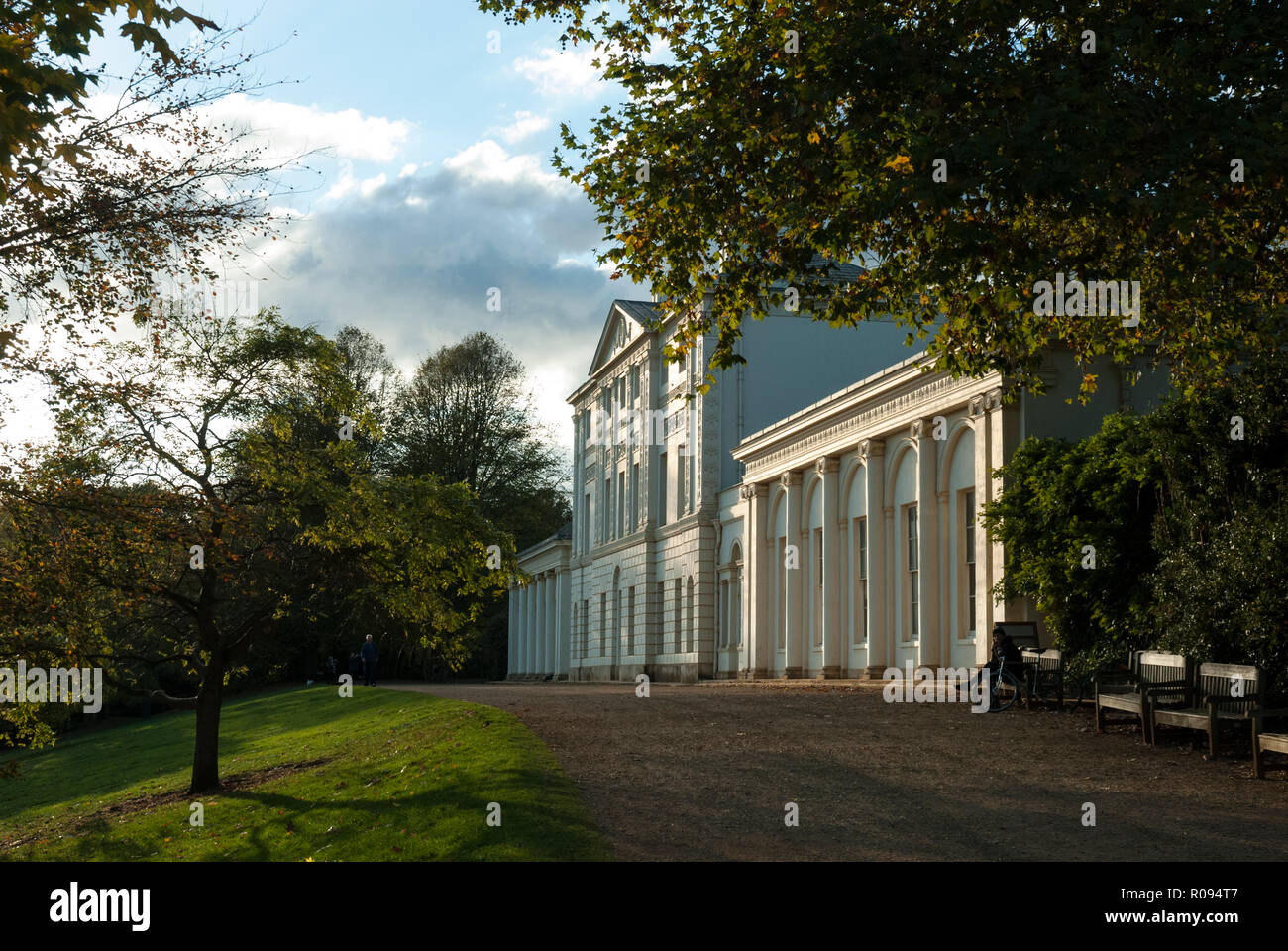 Il bellissimo Robert Adams facciata di Kenwood House in un assolato pomeriggio tardi in autunno. Kenwood House, Hampstead, Londra UK. Foto Stock