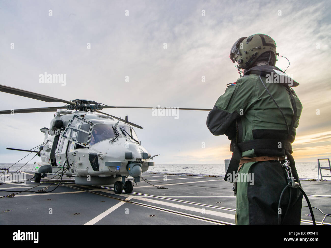 Un olandese NH-90 preping per un volo a bordo in piedi la NATO gruppo marittimo due (inserto SNMG2) flagship HNLMS de Ruyter durante l'esercitazione NATO Trident frangente 2018 il 31 ottobre 2018. Trident frangente 18 è progettato per garantire che le forze della NATO sono addestrati e in grado di operare insieme e pronto a rispondere a qualsiasi minaccia proveniente da qualsiasi direzione. Trident frangente 18 avviene in Norvegia e nelle zone circostanti dell'Atlantico del Nord e il Mar Baltico, compreso Islanda e lo spazio aereo della Finlandia e della Svezia. Con circa 50.000 partecipanti provenienti da 31 nazioni, Trident frangente 2018 è uno della NATO esercizi più grande Foto Stock