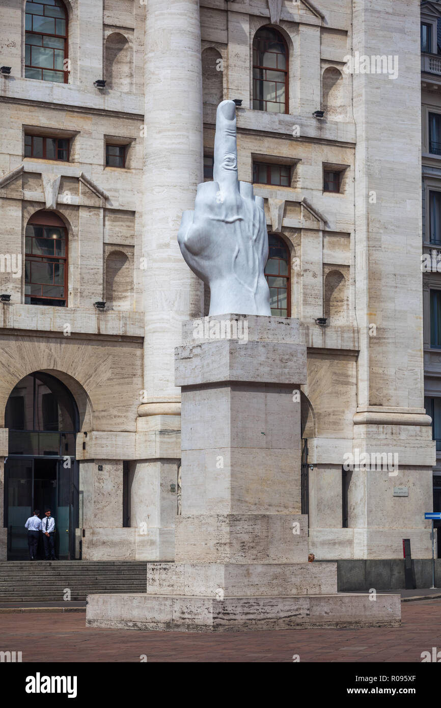 Milano, Italia - 14.08.2018: dito medio la scultura a Piazza Affari,  simbolo di libertà Foto stock - Alamy