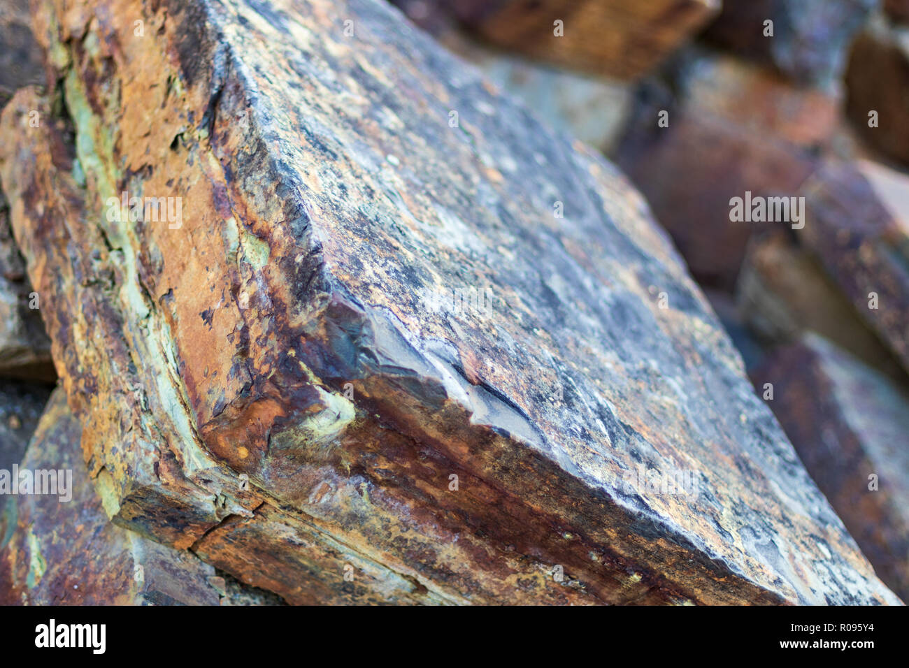 Minerali di ferro minerali ricchi di taglio pietra ornamentale con  incrinature Foto stock - Alamy