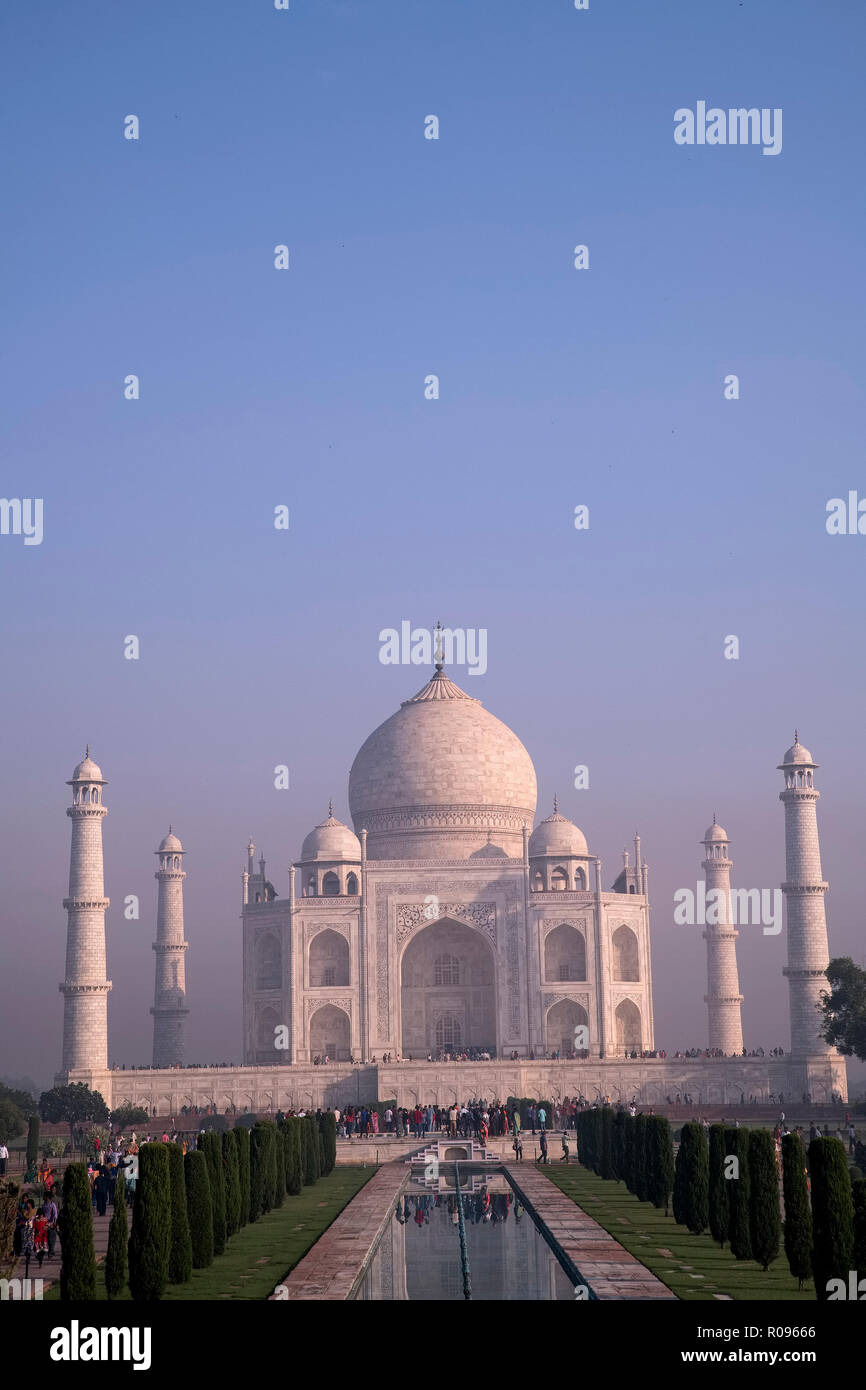 Sito del Patrimonio mondiale,Tajmahal,,storico monumento, greal Masoleum Mughal,creato dall imperatore Shahjahan,Agra,accanto al fiume Yamuna,U.P.India. Foto Stock